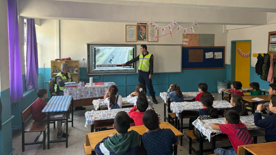 Jandarma Trafik Ekipleri Öğrencilerimize Trafik Eğitimi  Verdi.